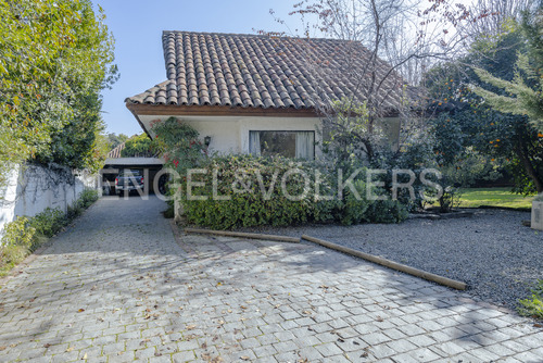 Casa Con Amplio Jardín En La Dehesa Central