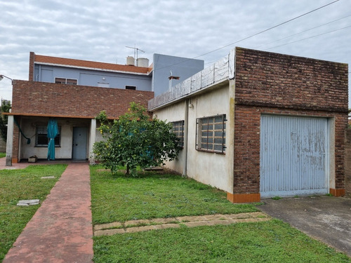 Excelente Ubicación Casa De 2 Plantas Importe Parque Jardín Al Frente Toma De Dpto  Chico Como Parte De Pago 