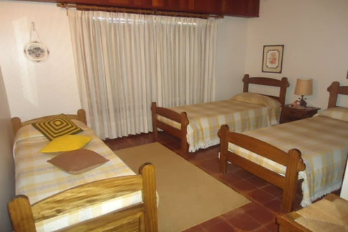 Imagen 21 de 30 de Excelente Chalet De 6 Ambientes Con Piscina Y Casa De Servicio Ideal Vivienda Permanente Muy Luminoso