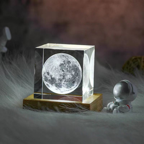 Luna, Cubo De 4 Cm Y Base De Madera De Colores Cálidos, Gala