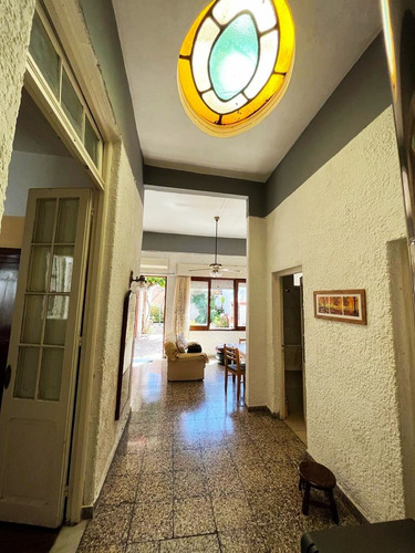 Gran Casa De Estilo Sobre Bvar. Artigas De 6 Habitaciones, 2 Baños Jardín Y Barbacoa, En Impecable Estado. Cuenta Con Garaje Para Un Auto