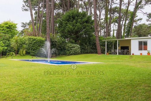 Imagen 3 de 15 de Impecable Casa Para Vivir Todo El Año, A Pasos De Punta Shop