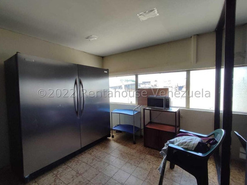 Excelente Galpón Industrial Distribuido En Terreno De 10.270 Mtrs2, Consta De 5 Naves Iguales, Con Amplias Oficinas Y Tanques De Agua, Con Ubicación Estratégica. Hasiso.
