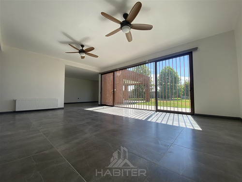 Casa En Venta De 4 Dorm. En Curicó