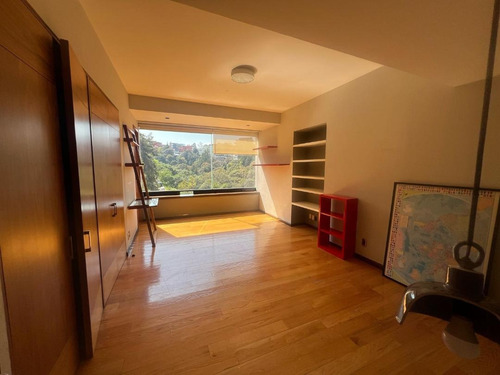 Bosque De Las Lomas, Espacioso Departamento Remodelado De 330m2, Vista Arbolada, Sala-comedor, Bar, Baño De Visitas, Sala De T.v. 3 Amplias Recamaras Con Baño Cada Una, Vestidores, Cocina Equipada, Ár
