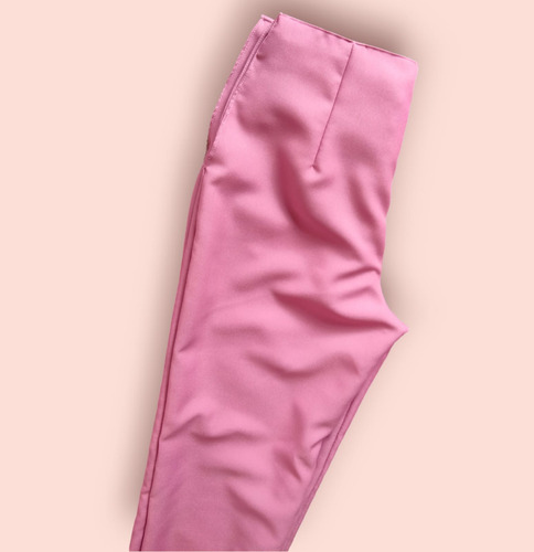 Pantalón Recto, A La Cintura Con Bolsas A Los Costados