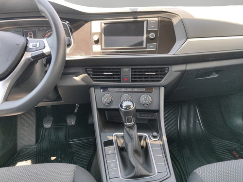 Volkswagen Jetta 4p Trendline L4/1.4/T Man