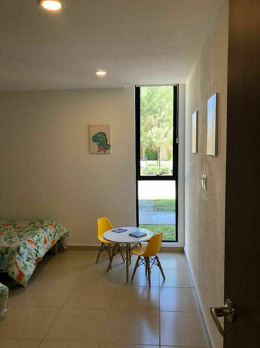 En Venta Casa Entre El Refugio Y Zibata, 139 M2, Gran Jardín, 3 Recamaras