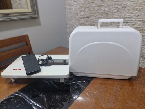 Máquina De Costura Janome 2030qdc Bivolt Branco (Usado)