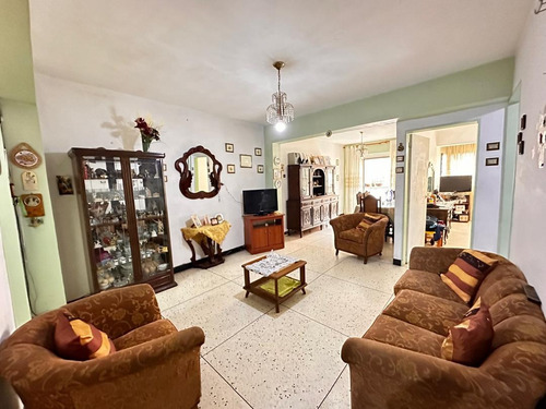 Catia. Edificio - Casa De Tres Niveles En Venta De 400m2