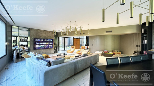 Imagen 12 de 30 de Casa En Venta De Categoría De Seis Ambientes En Abril Club De Campo