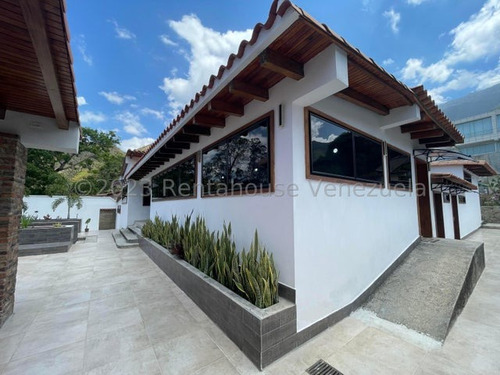 Exclusiva Casa Remodelada Con Piscina, Sauna, Area De Jardin, Estacionamiento 12 Vehiculos Casilla Vigilancia A Estrenar Concepto Moderno Exclusiva Zona Privada Palmarito Estef 24-15119