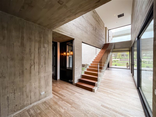 Casa Moderna En Venta De 7 Dorm. En Colina