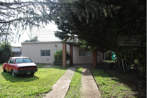Casa De 3 Dormitorios, Con Garage, Quincho Y Parrilla