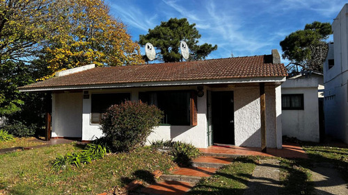 Casa En Venta - 2 Dormitorios 1 Baño - 112mts2 - Villa Gesell