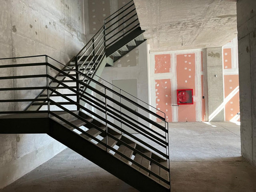 Arriendo Local Comercial De 107,48 M2 + 62,94 M2 De Altillo,