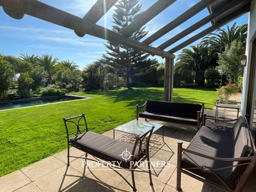 Casa Con Vista A Áreas Verdes