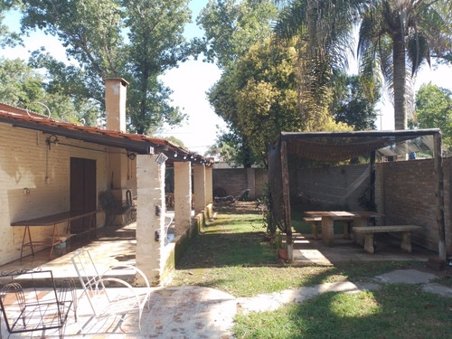 Vendo Casa : 2 Dormitorios ,baño , Living ,cocina Comedor .