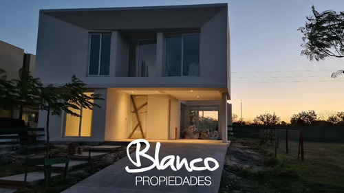 Excelente Propiedad, A Estrenar, Sobre Dos Plantas Dentro Del Barrio Los Castaños