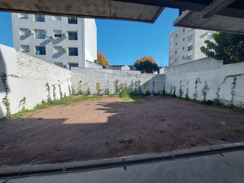 Imagen 2 de 9 de Cochera A La Venta En Edificio. Pilar