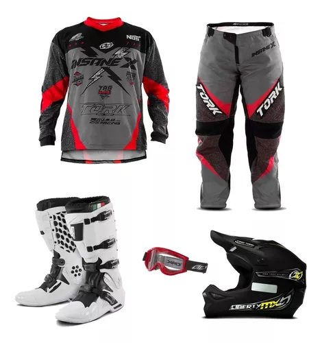 Piloto de motocross profissional com capacete e roupa de proteção