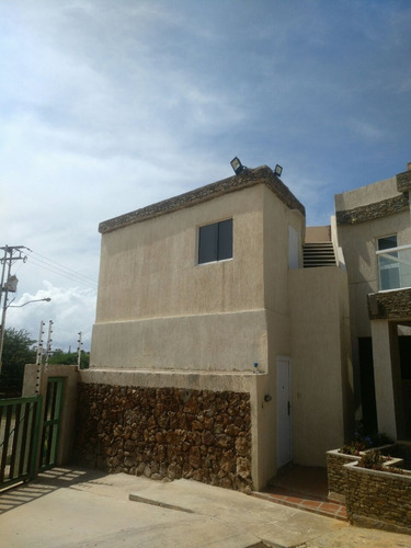 Imagen 2 de 13 de Venta Townhouse Playa El Yaque
