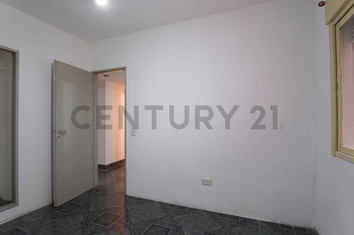 Venta - Departamento De 4 Ambientes En Flores Con Balcón Y Patio