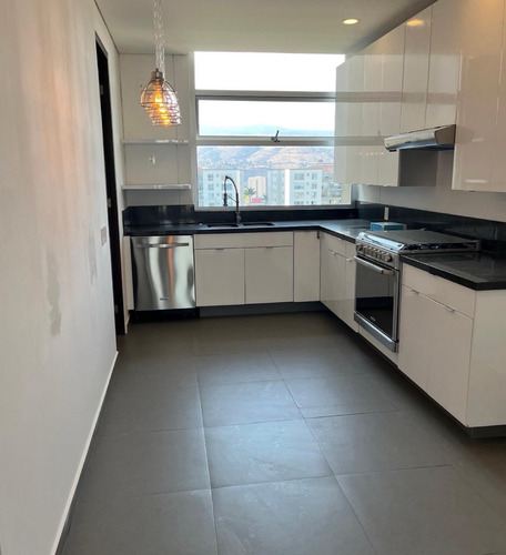 Departamento En Renta, Con Balcón Y Excelentes Vistas