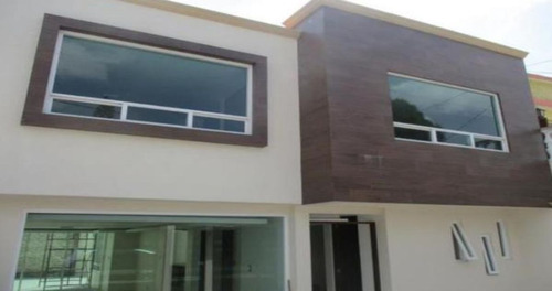 Casa De Dos Niveles Con Amplio Estacionamiento Frontal. Ce Encuentra Dentro De Una Privada Con Acceso Controlado Las 24hrs. Se Encuentra Muy Bien Ubicada Cerca De Calzada De Las Bombas Y Avenida C
