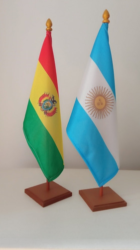2 Banderas Con Base Y Mastil Argentina (1) Bolivia (1)