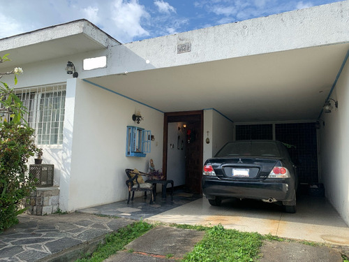 Imagen 2 de 10 de Quinta En Prados Del Este, Calle Cerrada Con Seguridad, Cerca Del Centro Comercial, Excelente Ubicacion, Agua Continuamente, Muy Importante Con Muro De Contencion En La Parte Posterior Del Terreno