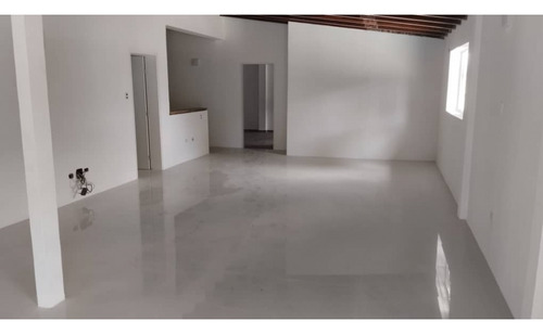 Casa Semi-remodelada, La Trinidad. Urb. Sorocaima