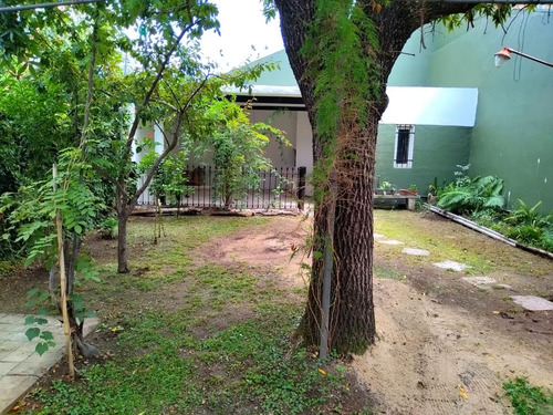 Casa Con 2 Dormitorios, Garage Cubierto Y Fondo Libre. Banfield Este.-