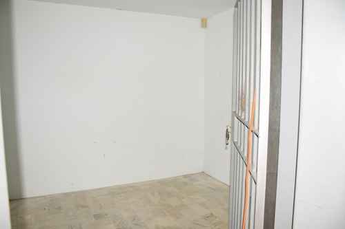 Amplio Local Comercial Sobre Av Roosevelt- Ref: 6517