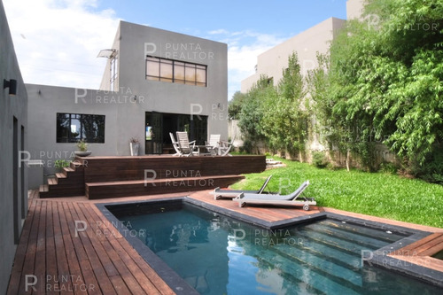 Moderna Casa En Venta En El Chorro, Manantiales, Uruguay