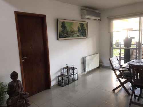 Casa En Venta - 3 Dormitorios 2 Baños 1 Pileta 1 Cochera - 230mts2 - Los Hornos