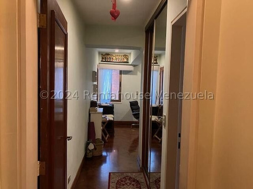 Porque Invertir En Este Apto. 1-está En Una De Las Urbanizaciones Más Céntrica Y De Mayor Demanda Y Segura De Caracas. 2- Edificio De Apenas 4 Pisos+ph 3- Comodo Y Ventilado Está En La Castellana