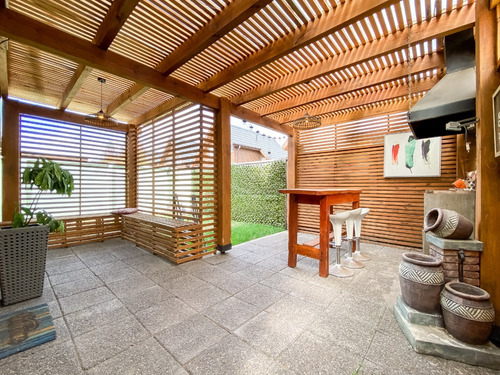 Arriendo De Hermosa Casa Amoblada En Condominio Los Encinos.