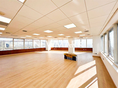 Gran Oficina Remodelada En Espectacular Barrio Financiero