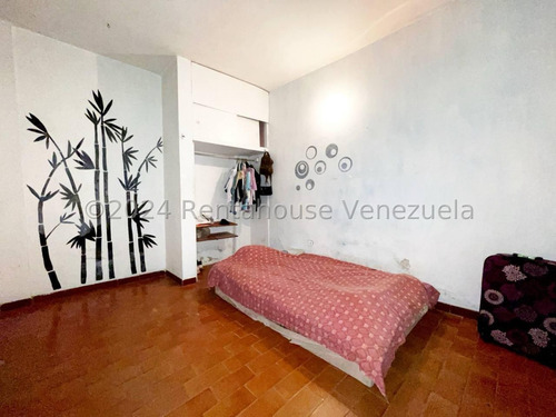 Casa En Alquiler Con Amplios Espacios En San Ignacio Maracay Estacionamiento Techado Agua Constante Estef 25-3327