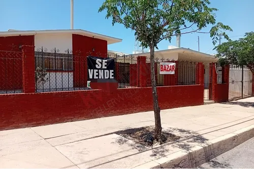 Casa De Una Planta, En Esquina, Con Salón De Eventos Y Alberca Climatizada