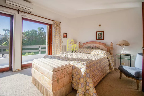 Venta De Casa 4 Dormitorio Con Piscina Climatizada Playa Mansa. . Punta Del Este, Uruguay.