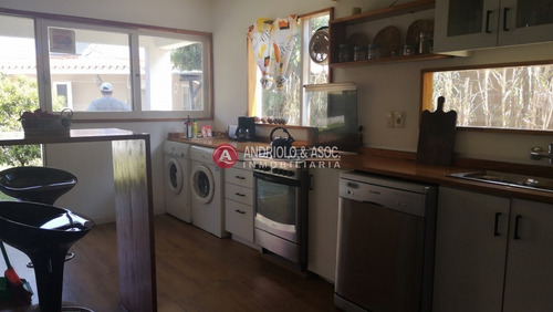 Casa En Punta Del Este, Playa Mansa, Cerca Del Mar, Venta, Alquiler Anual, Y Temporada- Ref: 6622