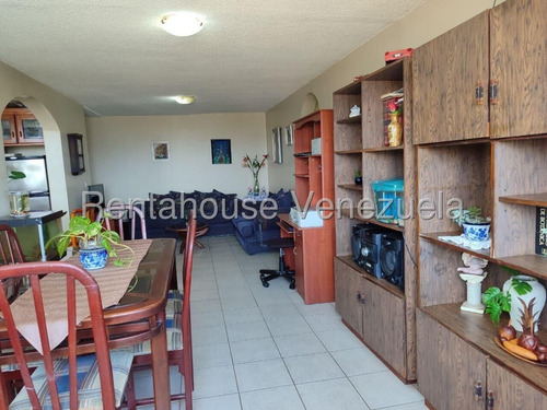 María E. Vende Cómodo Y Fresco Apartamento En Las Guacamayas, Lara#25-17031**