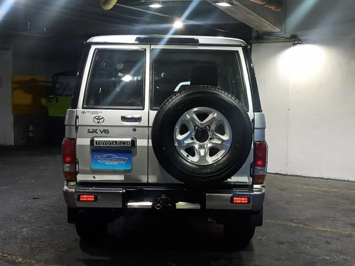 Imagen 6 de 14 de Toyota Land Cruiser Lx