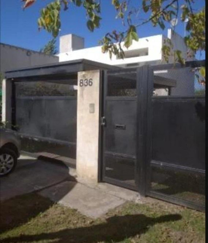 Casa En Venta - 2 Dormitorios 1 Baño - Cocheras - 400mts2 - Manuel B. Gonnet, La Plata