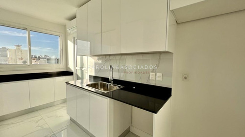 Apartamento De 4 Dormitorios En Venta En Edificio Paramount, Punta Del Este.