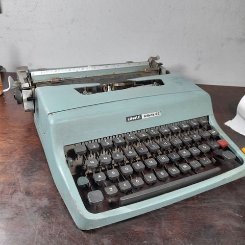 Imagem 1 de 8 de Máquina De Escrever Lettera 32 Conserto Peças Ou Decoração 