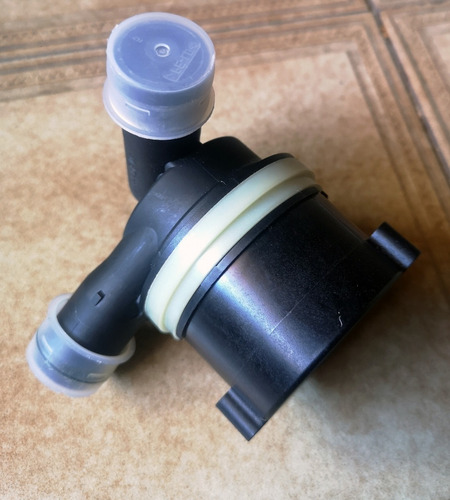 Imagen 2 de 6 de Bomba Agua Auxiliar Inferior Original Vw Amarok Vento Audi