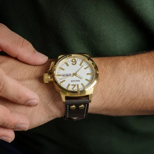 Relógio Masculino Dourado Magnum Pulseira De Couro Cor Da Correia Marrom  Cor Do Fundo Branco